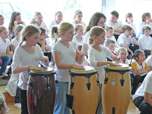 Conga-Spielerinnen bei einer Aufführung