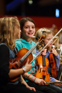 Jugendliche Violinspieler in einem Orchester