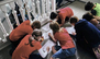 Kinder beim Ausfüllen der Schulhausrallye-Bögen am Tag der offenen Tür