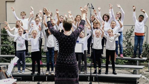 Chorauftritt des Kinderchores von Maria van Eldik beim Tag der offenen Tür