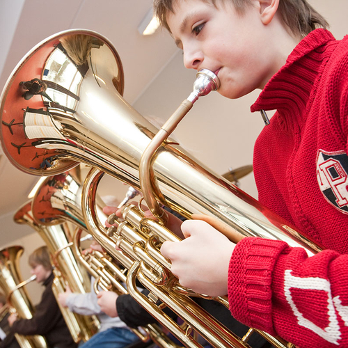 Jugendliche spielen auf Blechblasinstrumenten
