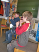 Kinder probieren Musikinstrumente aus