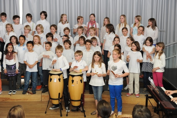 Kinderchor mit Percussionbegleitung
