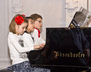 3 Kinder spielen Klavier 6-händig beim Konzert Best of